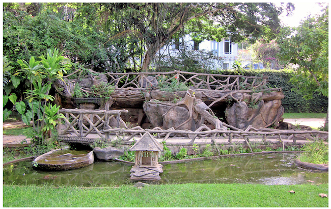 A obra principal: um mirante com gruta artificial e um pequeno lago com casa para patos. Francisco da Silva Reis, Parque das &Aacute;guas de Caxambu. Fotografia de Cristiane Magalh&atilde;es, 2014.