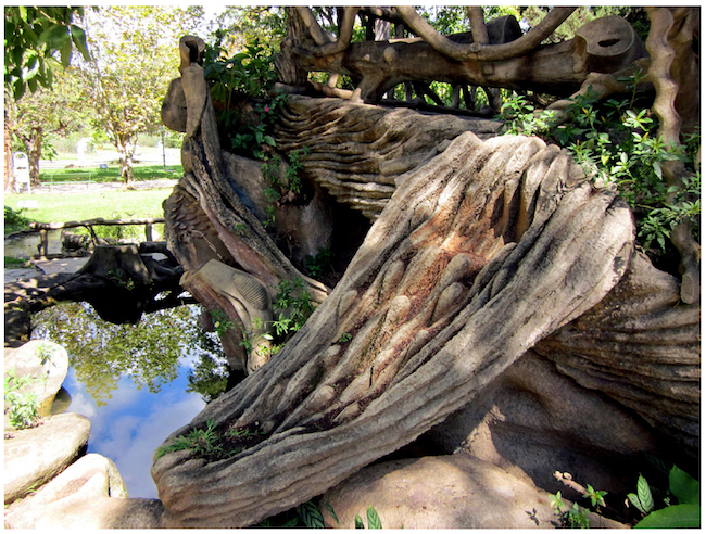 Detalhe da composi&ccedil;&atilde;o escult&oacute;rica de Francisco da Silva Reis no mirante de Caxambu. Fotografia de Cristiane Magalh&atilde;es, 2014.