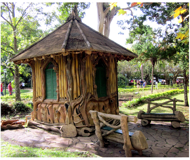 Casa de m&aacute;quinas e bancos modelados em cimento armado por Francisco da Silva Reis no Parque das &Aacute;guas de Caxambu. Fotografia de Cristiane Magalh&atilde;es, 2014.