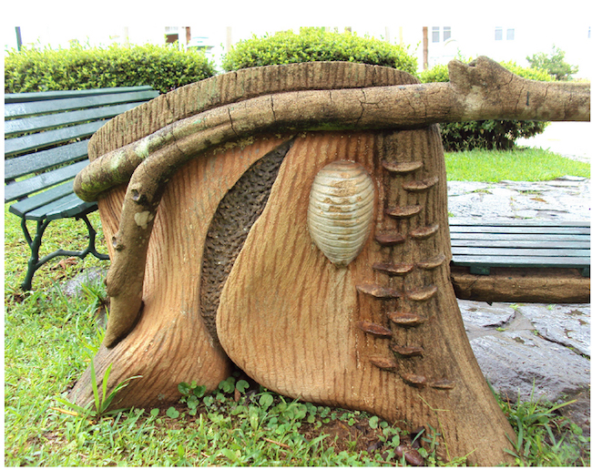 Detalhe da base de um dos bancos do Parque das &Aacute;guas. Francisco da Silva Reis. Fotografia de Cristiane Magalh&atilde;es, 2014.