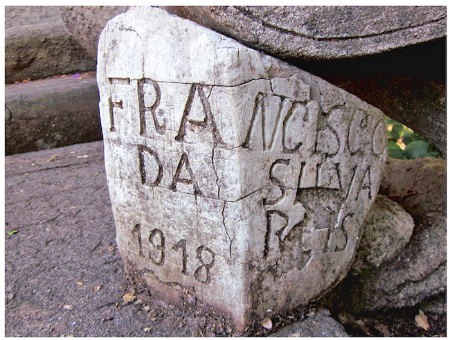 Assinatura de Francisco da Silva Reis no mirante do Parque das &Aacute;guas de Caxambu. Fotografia de Cristiane Magalh&atilde;es, 2014.