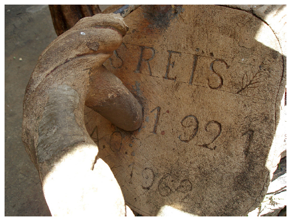 Assinatura de Francisco da Silva Reis e desenho de um ramo, com a data de 1921, no coreto da pra&ccedil;a em Carmo de Minas. Fotografia de Cristiane Magalh&atilde;es, 2006.