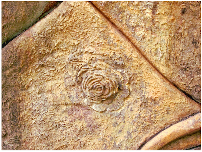 Rosa entalhada na pedra artificial no Parque das &Aacute;guas de Caxambu. Fotografia de Cristiane Magalh&atilde;es, 2014.