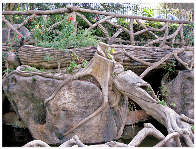 Detalhe do conjunto escult&oacute;rico de Francisco da Silva Reis no Parque das &Aacute;guas de Caxambu. Fotografia de Cristiane Magalh&atilde;es, 2014.