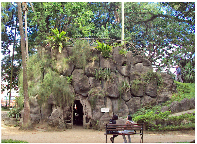 Gruta com mirante no Jardim da Luz. Fotografia de Cristiane Magalh&atilde;es, 2017.