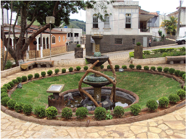 Reconstru&ccedil;&atilde;o do repuxo e de bancos imitando troncos na pra&ccedil;a de Carmo de Minas, feita pelo artes&atilde;o Jos&eacute; Ronaldo Guerra em 2011. Fotografia de Cristiane Magalh&atilde;es, 2011.