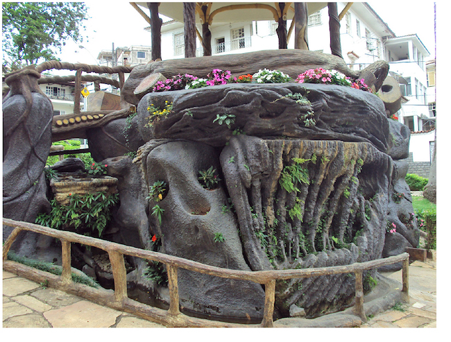 Detalhe do coreto original de Francisco da Silva Reis ap&oacute;s receber camadas de pintura, durante reconstru&ccedil;&atilde;o das obras do cascateiro, em 2011. Pra&ccedil;a de Carmo de Minas. Fotografia de Cristiane Magalh&atilde;es, 2011.