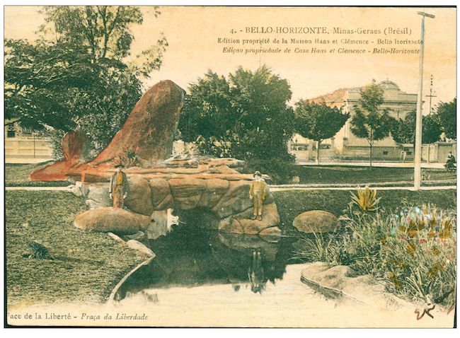 Cart&atilde;o-postal da pra&ccedil;a da Liberdade, em Belo Horizonte, no in&iacute;cio s&eacute;culo XX, com a imita&ccedil;&atilde;o do pico do Itacolomi. Acervo Museu Hist&oacute;rico Ab&iacute;lio Barreto (MHAB), Belo Horizonte.