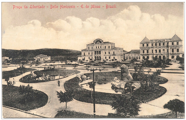 Pra&ccedil;a da Liberdade em imagem de 1910, com as rocailles em evid&ecirc;ncia em duas ilhas interligadas por ponte r&uacute;stica. Acervo Museu Hist&oacute;rico Ab&iacute;lio Barreto (MHAB), Belo Horizonte.