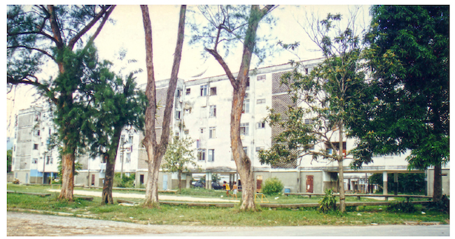Prédios de apartamentos da Fábrica Nacional de Motores, Xerém, Duque de Caxias, Rio de Janeiro. Fotografia de Philip Gunn, 1998.