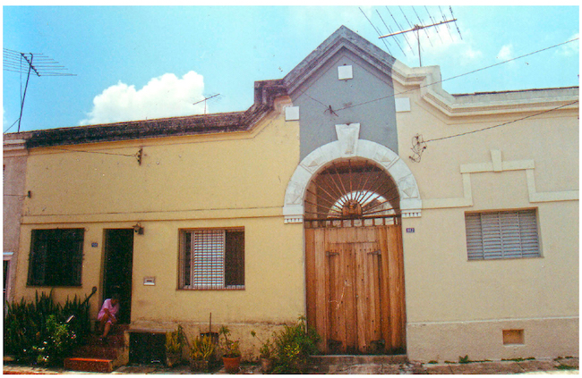 Alojamento na Vila Maria Zélia, São Paulo. Fotografia de Philip Gunn, 2001