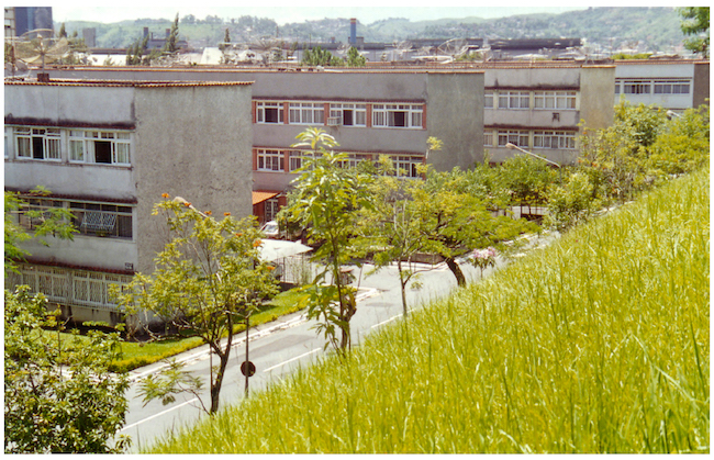 Prédios de apartamentos em Volta Redonda, Rio de Janeiro. Fotografia de Philip Gunn, 2001