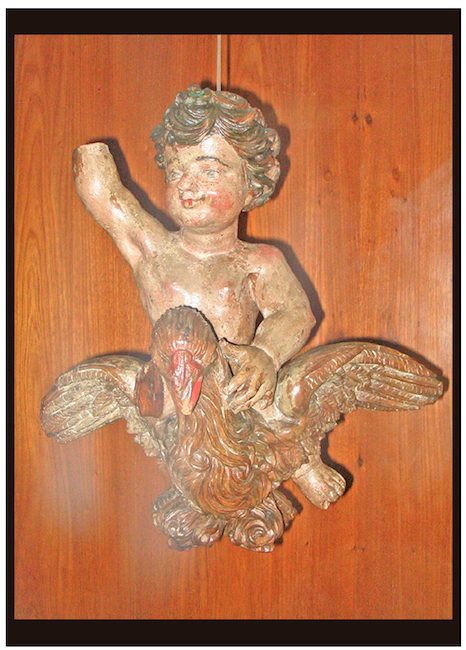 Anjo cavalgando em uma pomba, atribu&iacute;do a Aleijadinho. Oriundo da Igreja das Merc&ecirc;s de Baixo, foi dado por Gustavo Barroso ao MHN. Fotografia da autora. Acervo do Museu Hist&oacute;rico Nacional, Rio de Janeiro.