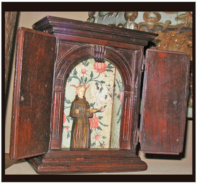 Orat&oacute;rio port&aacute;til, tamb&eacute;m conhecido como esmoler, por ter um espa&ccedil;o para dep&oacute;sito de doa&ccedil;&otilde;es. Pertenceu &agrave; Igreja das Merc&ecirc;s de Baixo. Doado por Gusatvo Barroso ao Museu Hist&oacute;rico Nacional. Fotografia da autora. Acervo do Museu Hist&oacute;rico Nacional, Rio de Janeiro.