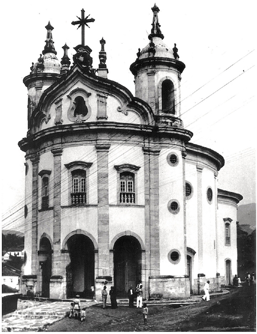Igreja do Ros&aacute;rio no processo de restaura&ccedil;&atilde;o, j&aacute; com a fachada reparada, s/d. Fotografia de Luiz Fontana. Acervo do Arquivo Central do IPHAN, Se&ccedil;&atilde;o Rio de Janeiro.