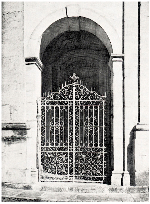 Detalhe da Fachada da Igreja do Ros&aacute;rio com destaque para o gradil de ferro inserido nas obras entre 1928 e 1930, s/d. Fotografia de Luiz Fontana. Fonte: Anais do Museu Hist&oacute;rico Nacional, v. 5, 1944/1955.