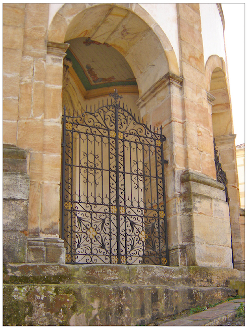 (abaixo) - Detalhe da fachada da Igreja do Ros&aacute;rio com destaque para o gradil que ali permanece. Fotografia de Jos&eacute; Neves Bittencourt, 2003.
