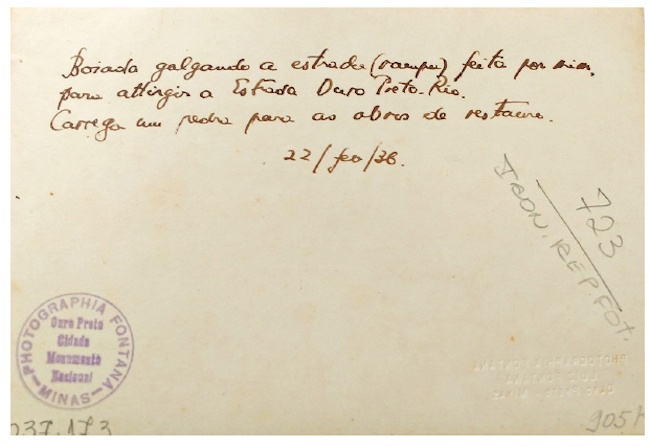 Explica&ccedil;&atilde;o de Epaminondas de Macedo sobre situa&ccedil;&atilde;o retratada: &ldquo;boiada galgando a estrada (rampa) feita por mim, para atingir a Estrada Ouro Preto-Rio&rdquo;. Carrega uma pedra para as obras de restauro. 22/02/1936. Fotografia de Luiz Fontana. Acervo do Museu Hist&oacute;rico Nacional, Rio de Janeiro.