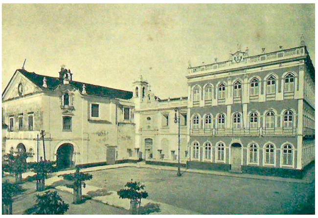 Igreja de Santo Antônio e Hospital da Ordem 3ª em Belém, com estatuetas no coroamento da igreja e globos e pinhas ornando o hospital. Fonte: Governo... (1899)