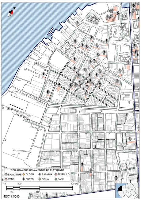 Edificações com ornamentos de cerâmica vitrificada em platibanda no bairro da Cidade Velha.