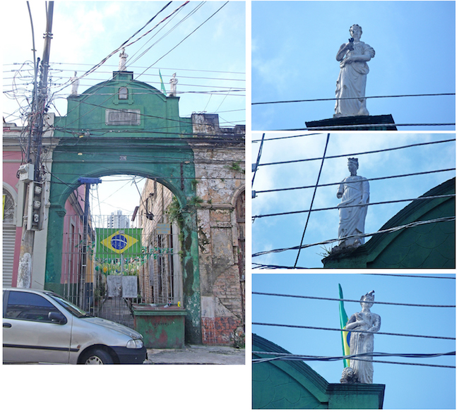 Pórtico da vila operária localizada no bairro do Reduto com três estátuas de cerâmica vitrificada.
