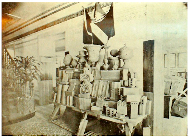 Seção de cerâmicas e mosaicos da Exposição Paraense no Certâmen Nacional de 1908. Fonte: Jacques Ourique (1908, p. 112).