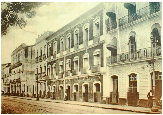 No centro do centro comercial, Rua da Indústria, 11-15, e Boulevard da República, 54-56, bem em frente ao rio Guajará, em Belém do Pará. Fonte: Indicador Illustrado do Estado do Pará - Parte II (1910).