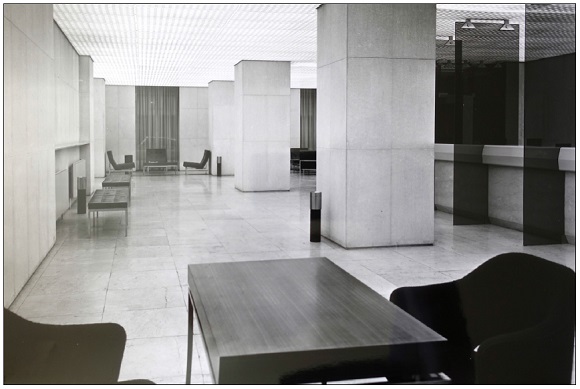 Jacques Dumont (collaborateur Philippe Leloup), hall de la direction d'une société de crédit, 1966. 