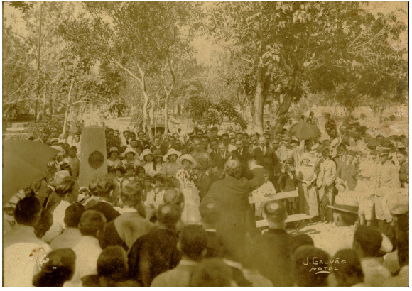 Cerim&ocirc;nia de homenagem aos literatos potiguares em frente &agrave; herma da poetisa N&iacute;sia Floresta &Eacute; poss&iacute;vel ver a import&acirc;ncia da presen&ccedil;a feminina na cerim&ocirc;nia c&iacute;vica em raz&atilde;o do lugar que ocupam as mo&ccedil;as: em frente ao orador. Estas cerim&ocirc;nias constitu&iacute;am um espa&ccedil;o estrat&eacute;gico de visibilidade p&uacute;blica feminina, ao mesmo tempo que a presen&ccedil;a das mulheres dava um sentido de familiaridade.