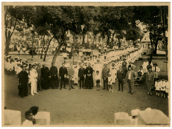 Um dos diversos desfiles realizados durante a cerim&ocirc;nia do Centen&aacute;rio da Independ&ecirc;ncia. O pr&eacute;stito c&iacute;vico concentrado na pra&ccedil;a Augusto Severo, em frente &agrave; nova sede do poder estadual, foi recebido oficialmente pelo presidente do Rio Grande do Norte, Antonio Jos&eacute; de Mello e Souza. A grande presen&ccedil;a de crian&ccedil;as assinala a import&acirc;ncia que esse grupo passou a ter nas cerim&ocirc;nias c&iacute;vicas republicanas.