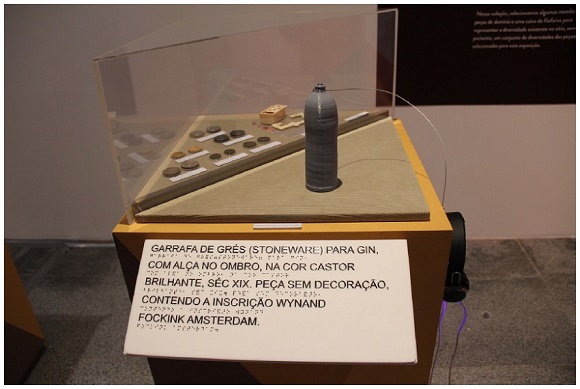 Impress&atilde;o 3D e reprodu&ccedil;&atilde;o hologr&aacute;fica de garrafa de gr&eacute;s, fabricada pela Wynand Fockink Amsterdam, Holanda, s&eacute;culo XIX.