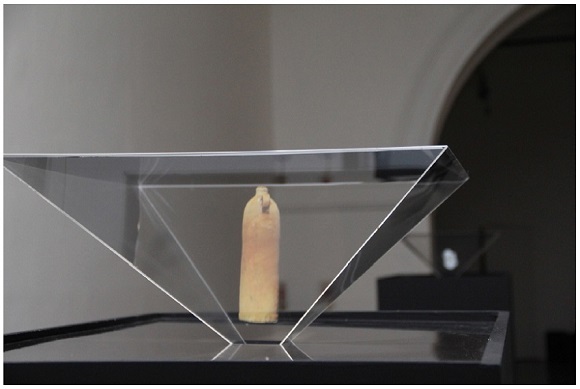 Impress&atilde;o 3D e reprodu&ccedil;&atilde;o hologr&aacute;fica de garrafa de gr&eacute;s, fabricada pela Wynand Fockink Amsterdam, Holanda, s&eacute;culo XIX. 