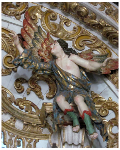 Anjo do coroamento, ret&aacute;bulo-mor da Matriz de Santa Luzia, Santa Luzia (2017). 
