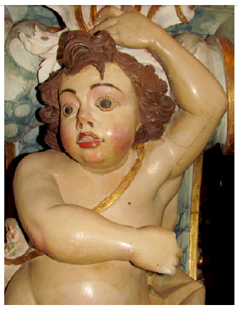 Figura antropom&oacute;rfica do ret&aacute;bulo de S&atilde;o Miguel e Almas, igreja Matriz de Nossa Senhora da Concei&ccedil;&atilde;o, Catas Altas (2015). 