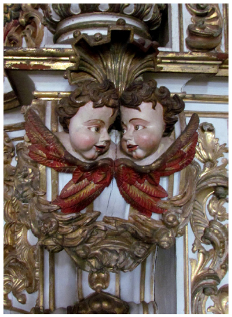 Cabecinhas de anjos, ret&aacute;bulo-mor da Matriz de Santa Luzia, Santa Luzia (2017). 