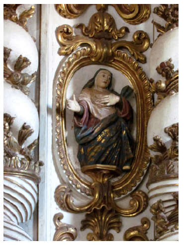 Medalh&atilde;o da Virgem Maria, ret&aacute;bulo-mor da Matriz de Santa Luzia, Santa Luzia (2017). 