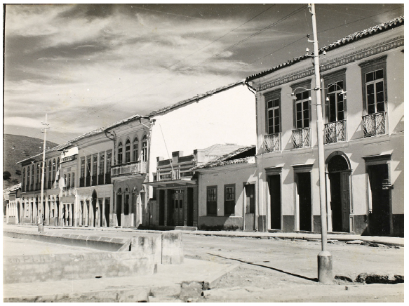 Casario na Pra&ccedil;a Oswaldo Cruz. S&atilde;o Luiz do Paraitinga/SP, [s. d.]. 