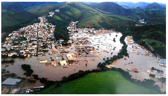 Vista a&eacute;rea da enchente em S&atilde;o Luiz do Paraitinga/SP, em janeiro de 2010. 