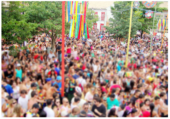 Pra&ccedil;a Oswaldo Cruz, Centro Hist&oacute;rico de S&atilde;o Luiz do Paraitinga/SP, tomada por turistas durante o Carnaval, 2012. 