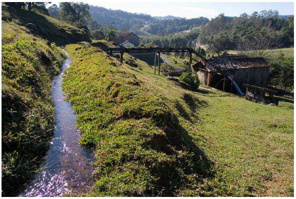 Propriedade Bez Fontana. Detalhe da vala esculpida na encosta do morro, 2005. 