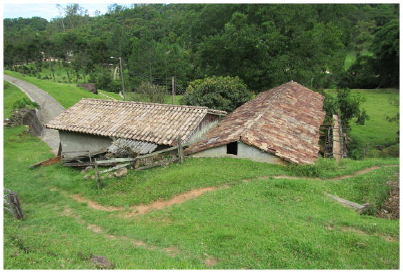 Edif&iacute;cio da marcenaria, detalhe do telhado, 2017.