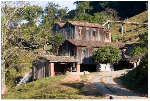 Vista do conjunto dos edif&iacute;cios da serraria, da marcenaria e da atafona, 2005.