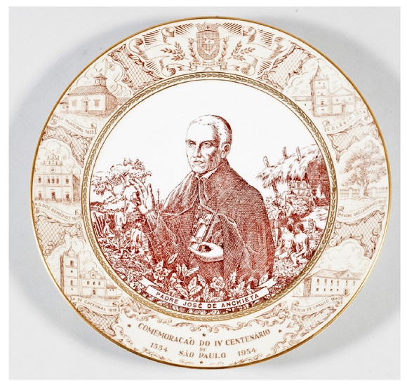 Prato comemorativo do IV Centen&aacute;rio da cidade de S&atilde;o Paulo, 1954, Mau&aacute;, Porcelana Mau&aacute; S/A, 27 cm de di&acirc;metro. Acervo do Museu Paulista da USP. 