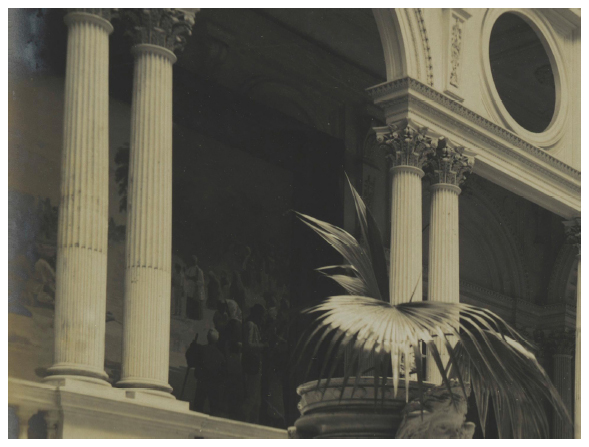 Fotografia referente ao topo da escadaria central do Museu do Ipiranga tirada entre 1901 e 1905. Nota-se a presen&ccedil;a da tela Partida da Mon&ccedil;&atilde;o no detalhe, colocada na antessala do Sal&atilde;o Nobre.71