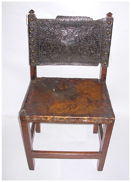 Vista frontal da cadeira de sola RG 55. Acervo do Museu Paulista.4