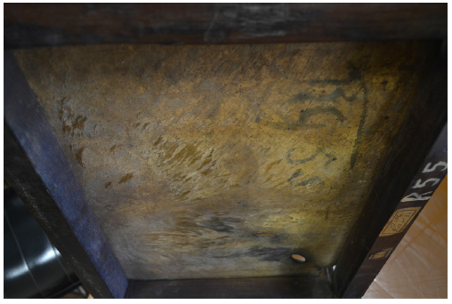 Fotografia da parte inferior do assento da cadeira RG55, pertencente ao acervo do Museu Paulista, onde ainda h&aacute; pelos do animal. 