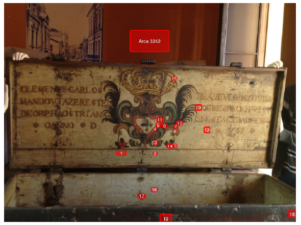 Fotografia com luz vis&iacute;vel da arca RG3242, pertencente ao acervo do Museu Paulista, com os pontos das medidas de ED-XRF identificados. 