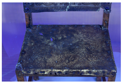 Imagem de reflet&acirc;ncia de UV da cadeira RG55 do acervo do Museu Paulista. Vista da parte superior do assento, onde se destacam as avarias no couro e as suas rugosidades. 