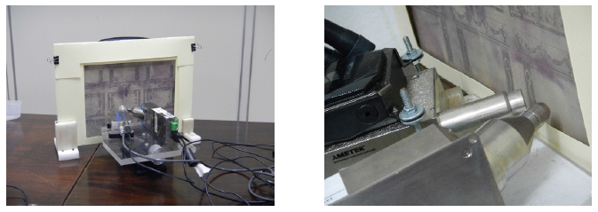 Imagens das medidas sendo realizadas com os arranjos experimentais dos sistemas port&aacute;teis de XRF utilizados nas an&aacute;lises no Instituto de F&iacute;sica da USP - Ifusp (&agrave; esquerda, tubo de Ag) e no Instituto de Pesquisas Energ&eacute;ticas e Nucleares - Ipen (&agrave; direita, tubo de Au). Obra R&oacute;tulos de farm&aacute;cia, Cole&ccedil;&atilde;o IHF. 