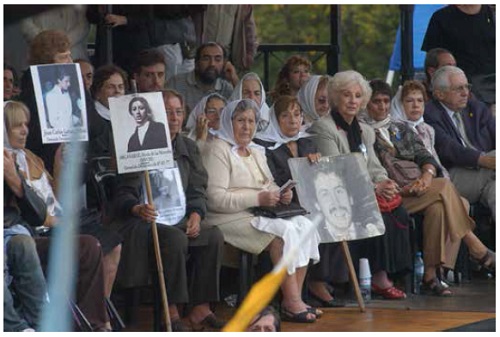 registro fotográfico de actividad administrativa: acto con familiares de desaparecidos en el ANM.